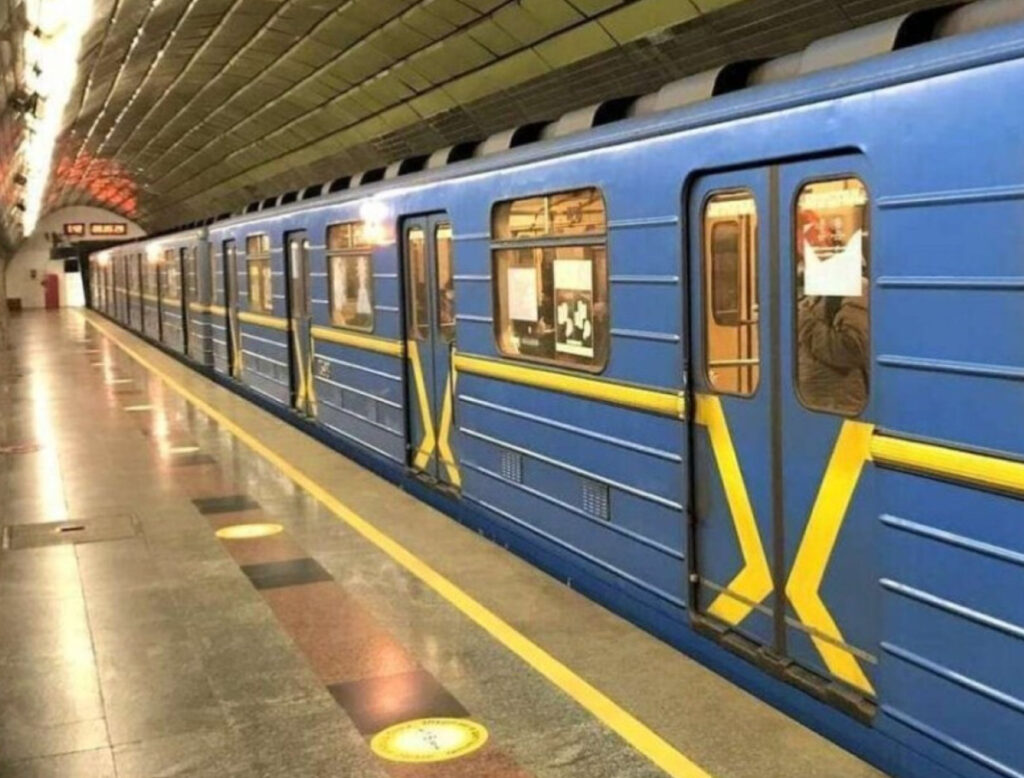 поїзд в метро