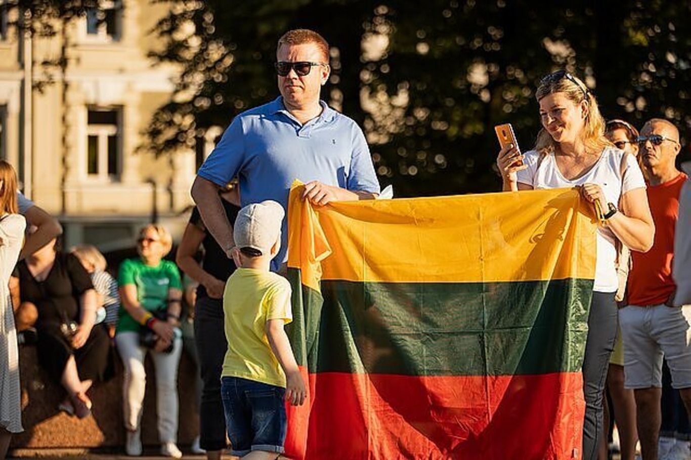 литовська родина із прапором Литви