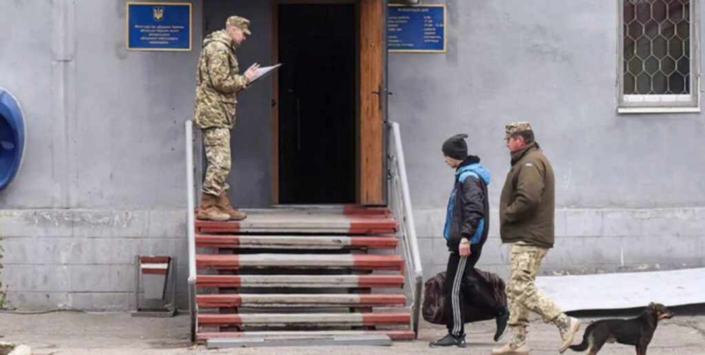 хлопця ведуть до військомату