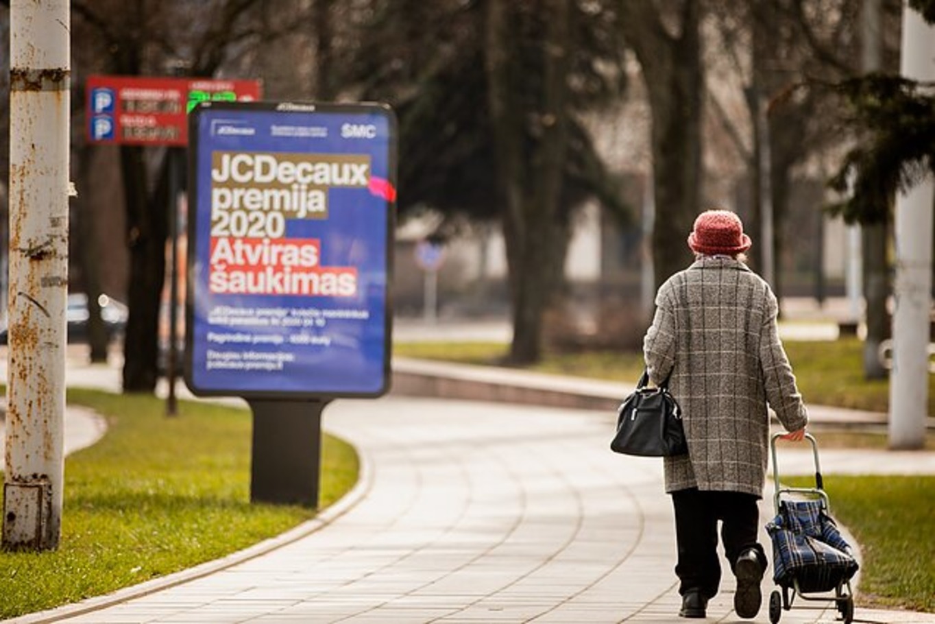 жінка йде по тротуару