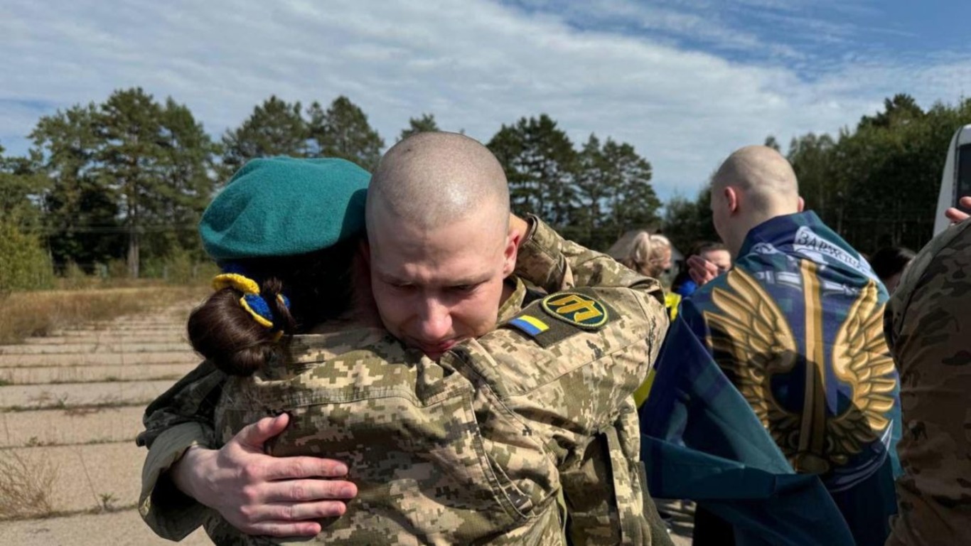 військові