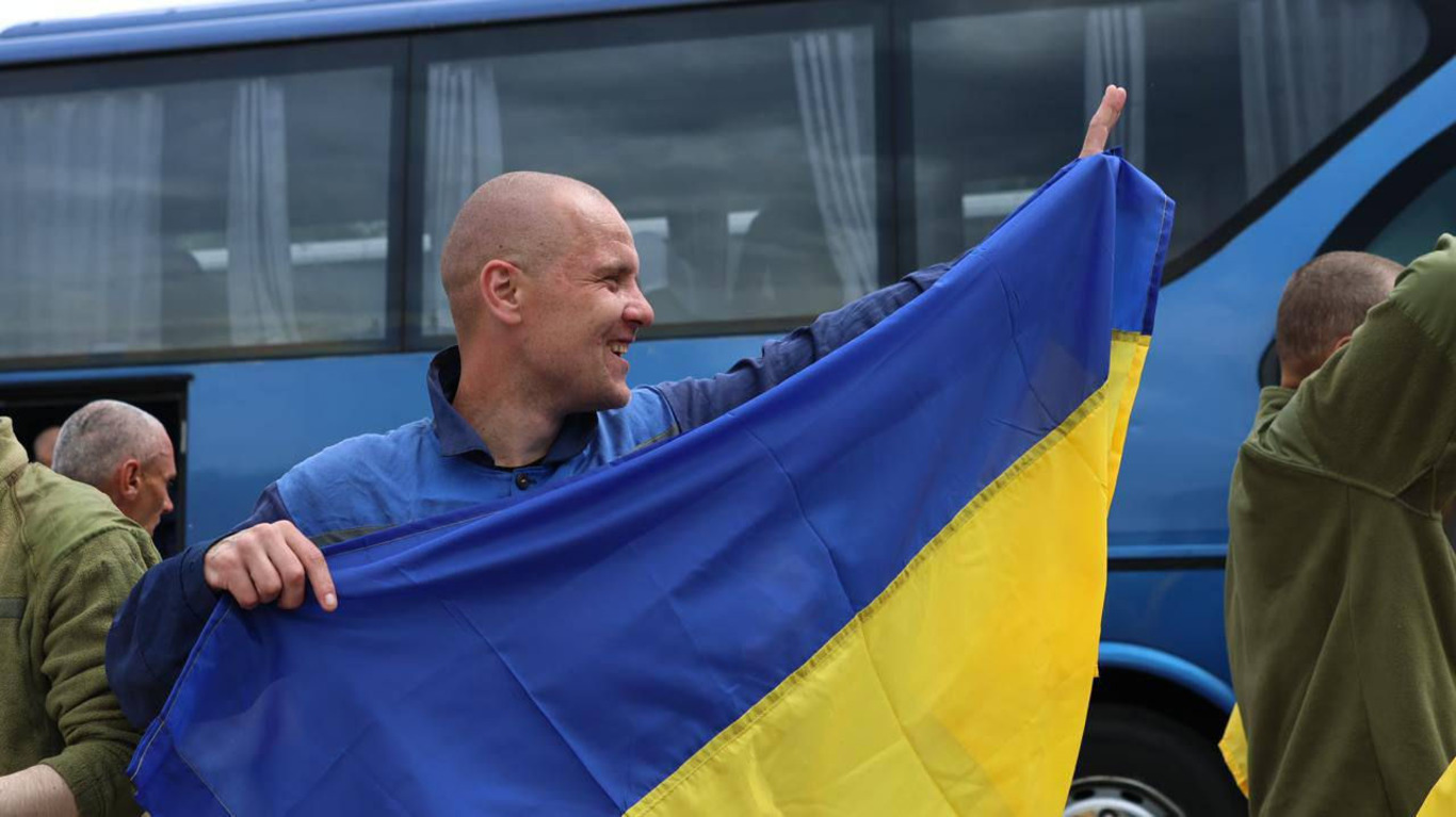 український солдат із прапором України