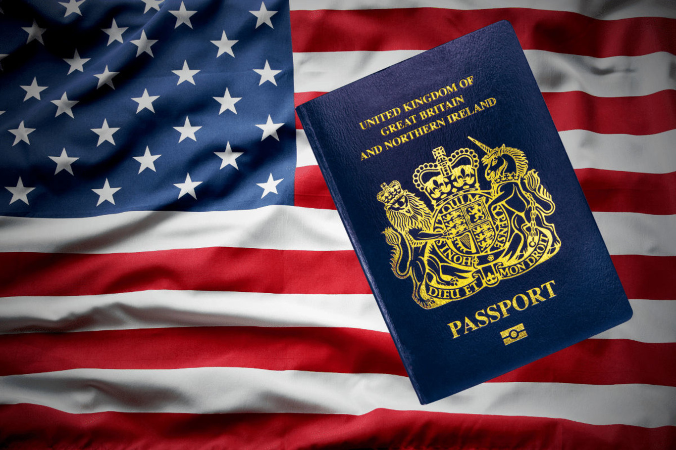 паспорт Великобританії та прапор США
