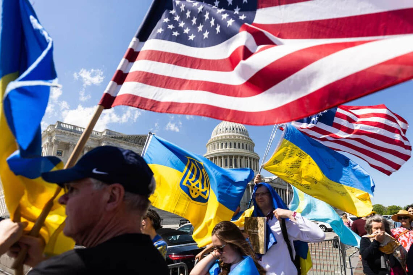 українські біженці біля Капітолію з прапорами США та України