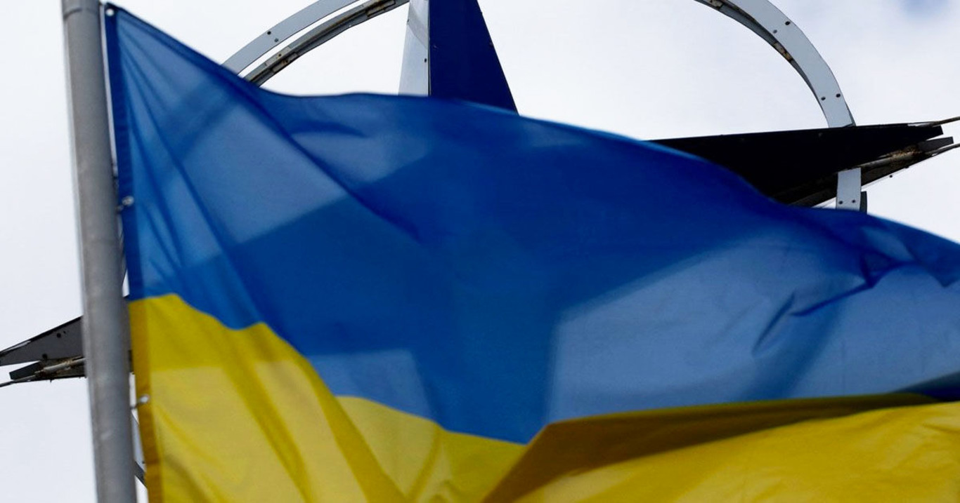 прапор України із символом НАТО
