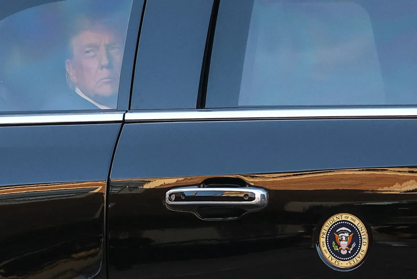Трамп в машині