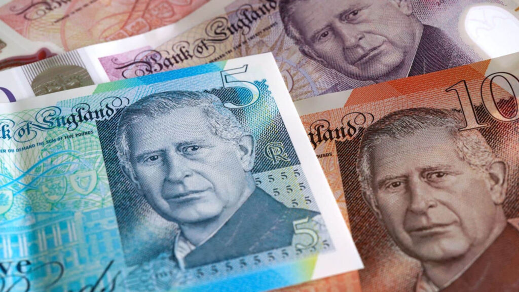 купюри британських фунтів стерлингів