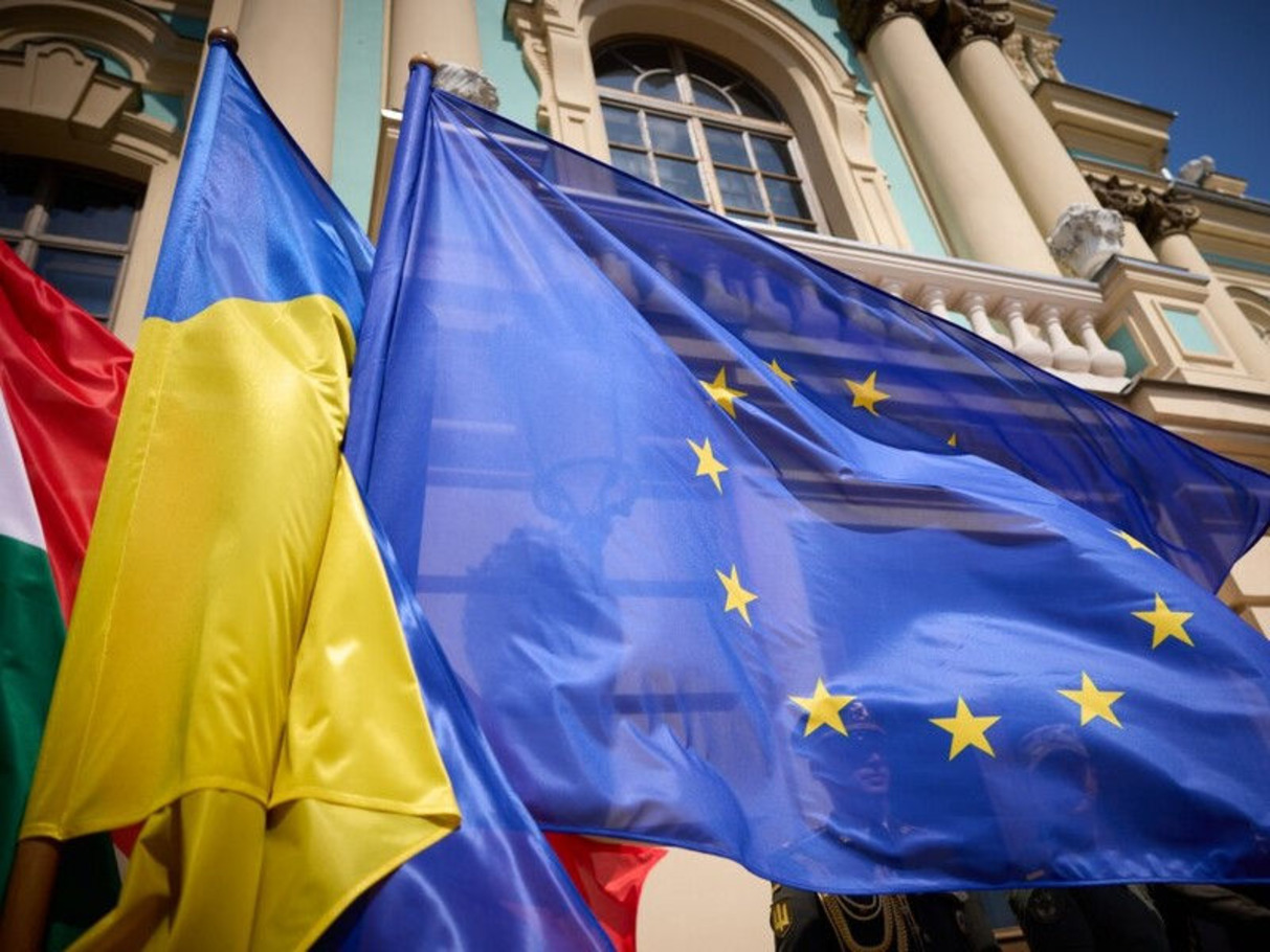 прапори України та ЄС