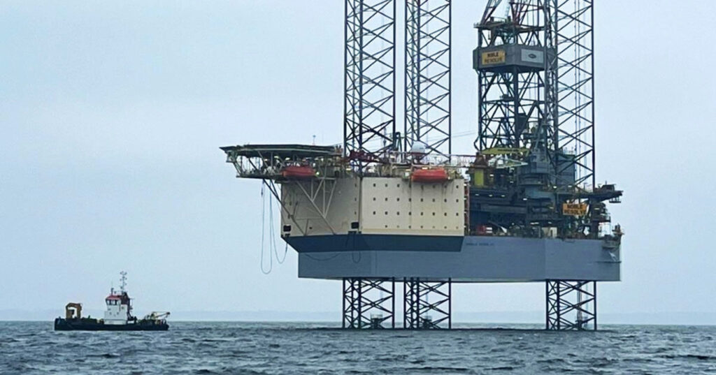 нафтова платформа у морі