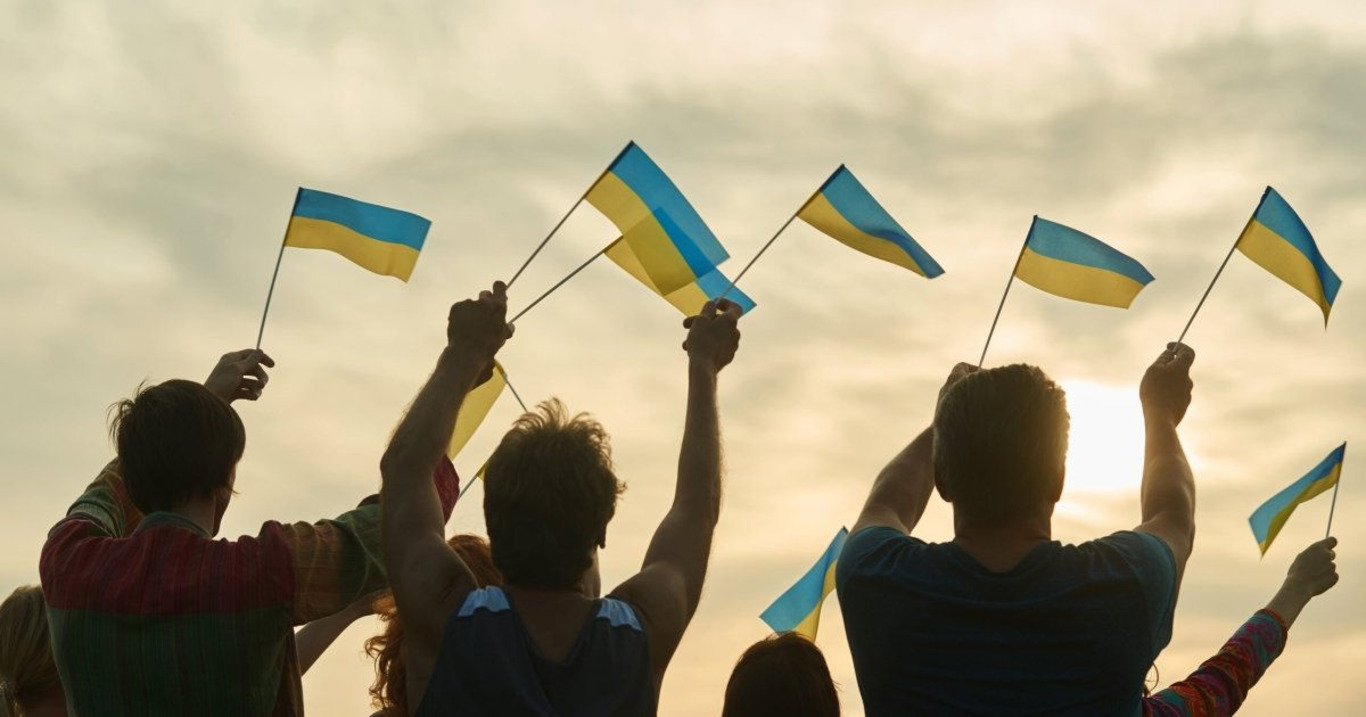 люди з українськими прапорами