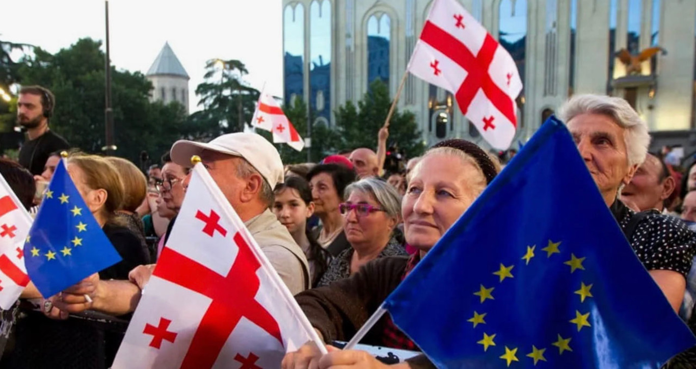 люди з прапорами Грузії та ЄС