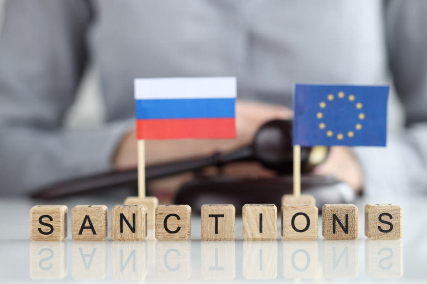 прапори Росії та ЄС