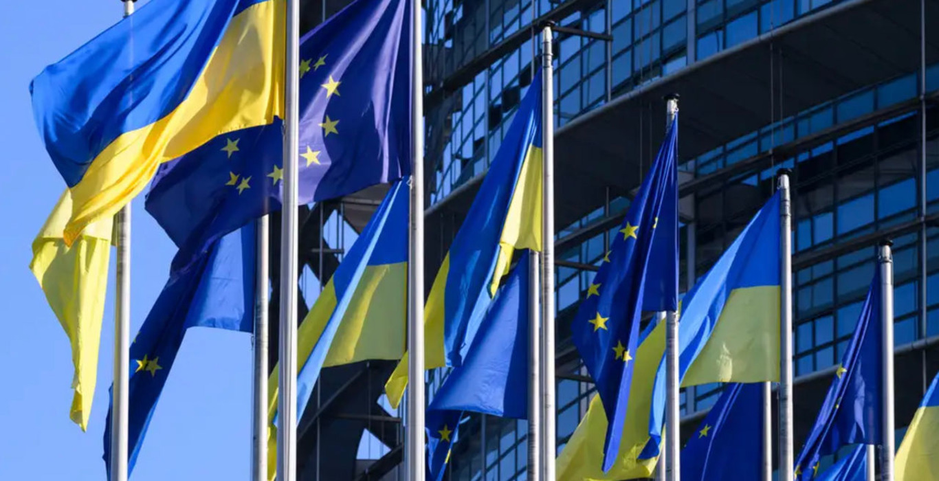 прапори України та ЄС