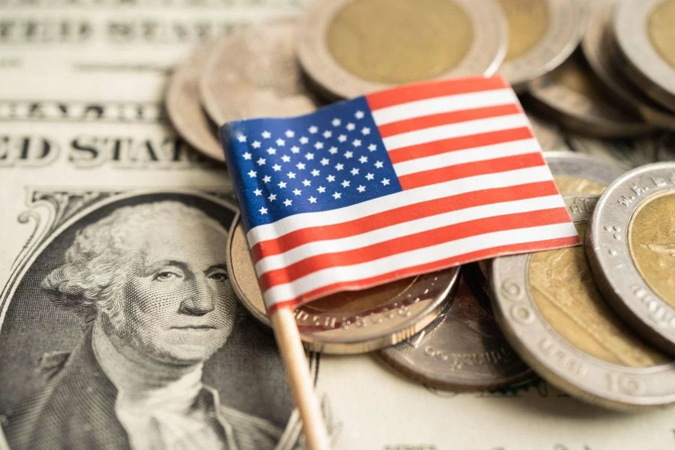 долар та прапор США