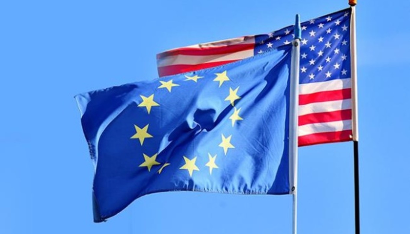 прапори ЄС та США