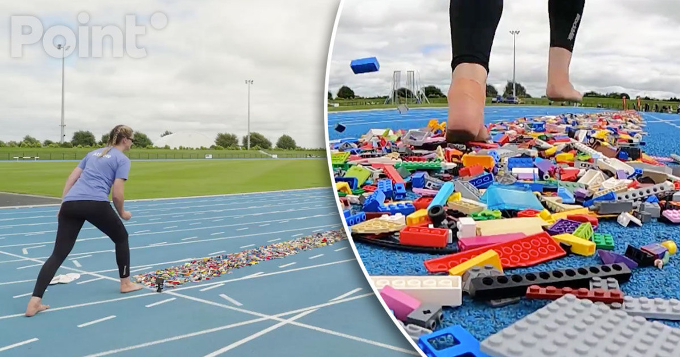 жінка біжить по конструктору Lego