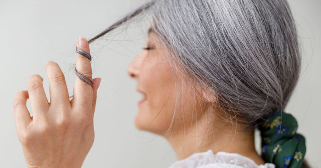 жінка із сівим волоссям