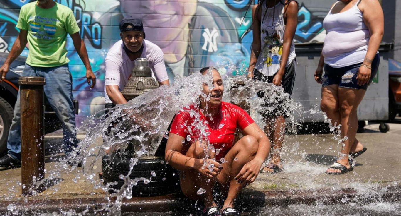 люди біля фонтану