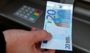 У Євросоюзі хочуть дозволити знімати готівку у будь-якому супермаркеті