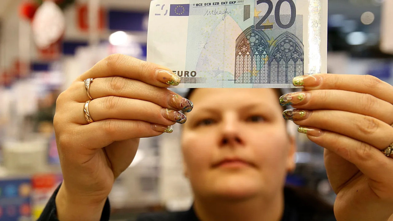 хлопець із купюрою євро