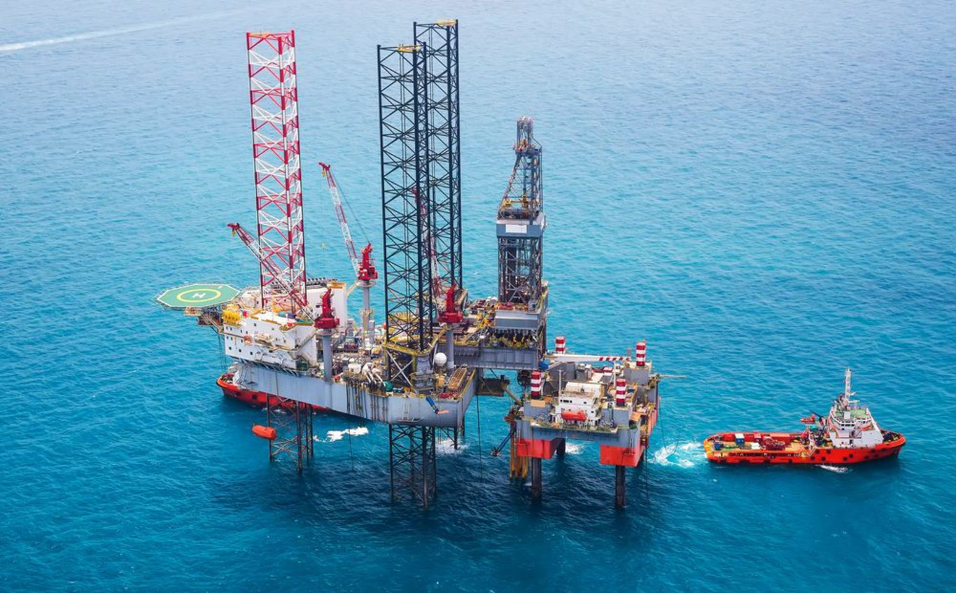 газовидобувальна платформа у морі