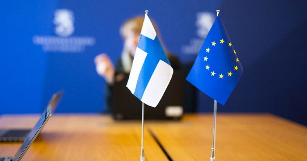 прапори Фінляндії та ЄС