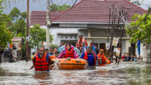 Зсуви та повені в Індонезії забрали життя не менше 17 людей