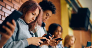 Європарламент закликав заборонити користування соцмережами до 16-річного віку