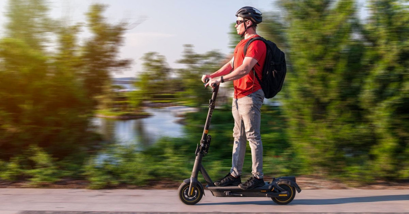 чоловік на електросамокаті