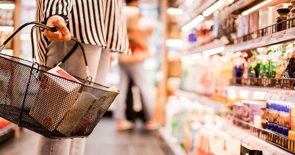 жінка у супермаркеті