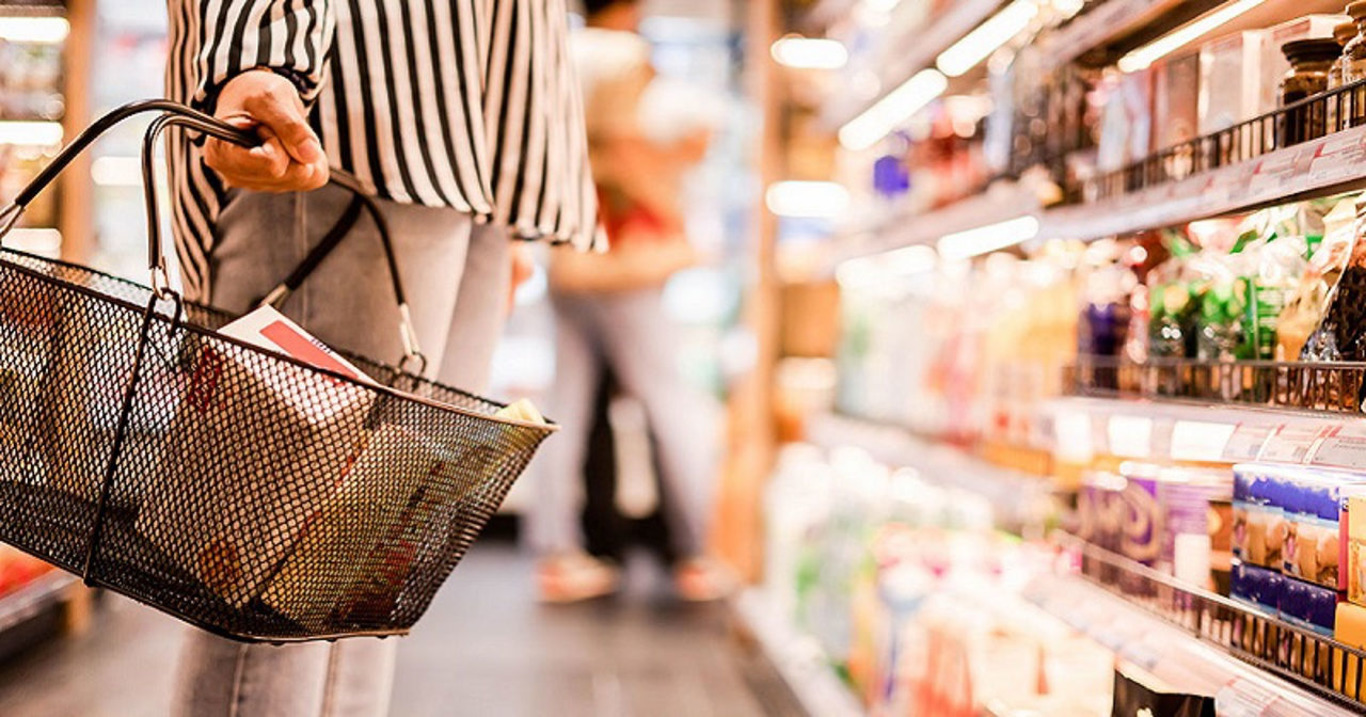 жінка у супермаркеті