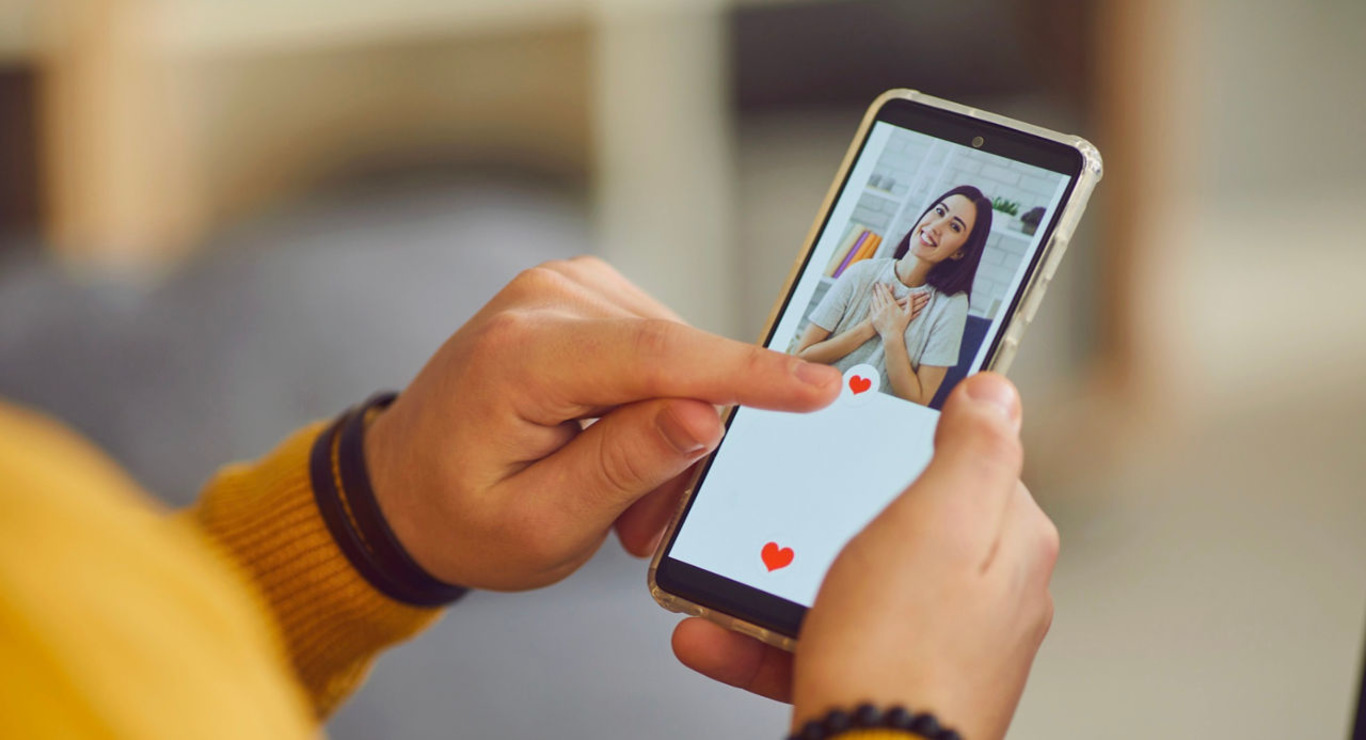 чоловік ставить лайк в Інстраграмі