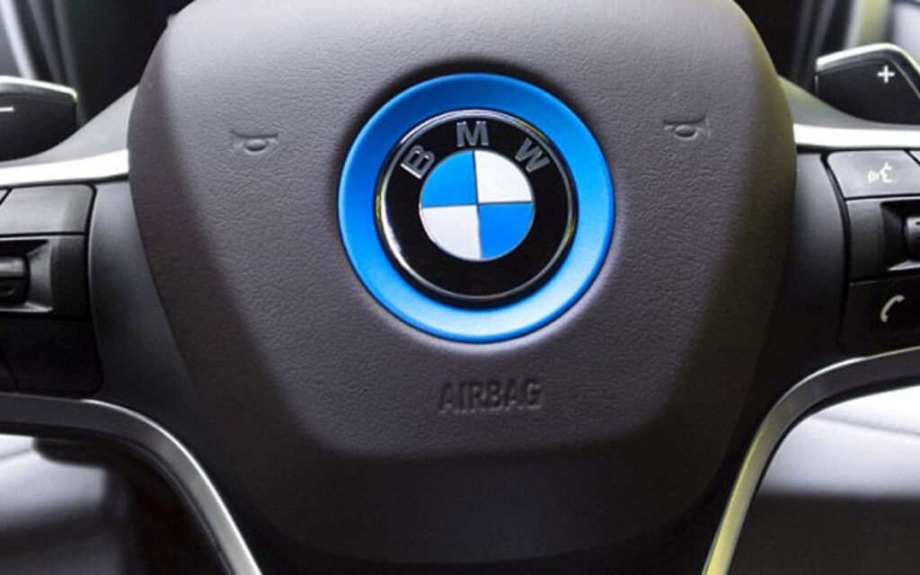 логотип на кермі BMW