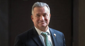 Конгресмен про обшуки у Єрмака: В Україні працює правосуддя, в РФ – викидають із вікон