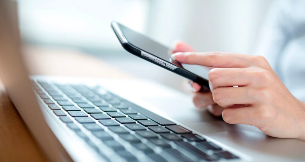 людина з смартфоном