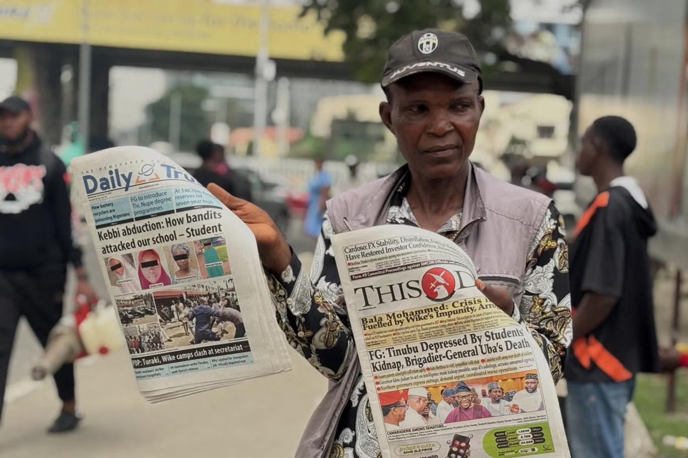 чоловік продає газети