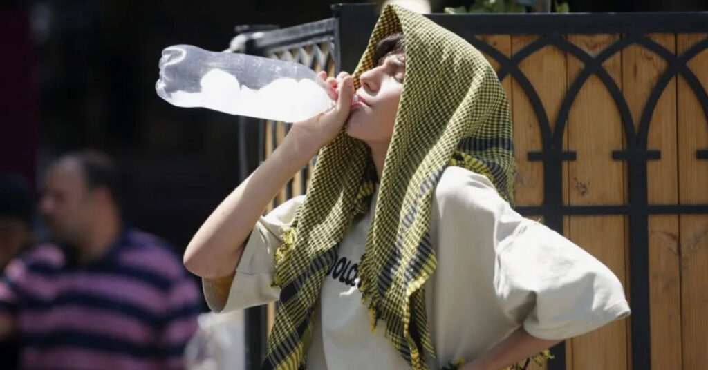 жінка п'є воду