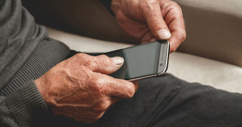 чоловік із телефоном