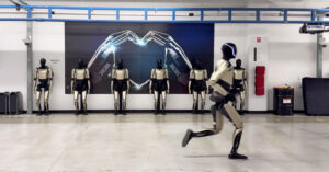 Маск показав, чому навчився його гуманоїдний робот Optimus за останні 2,5 роки