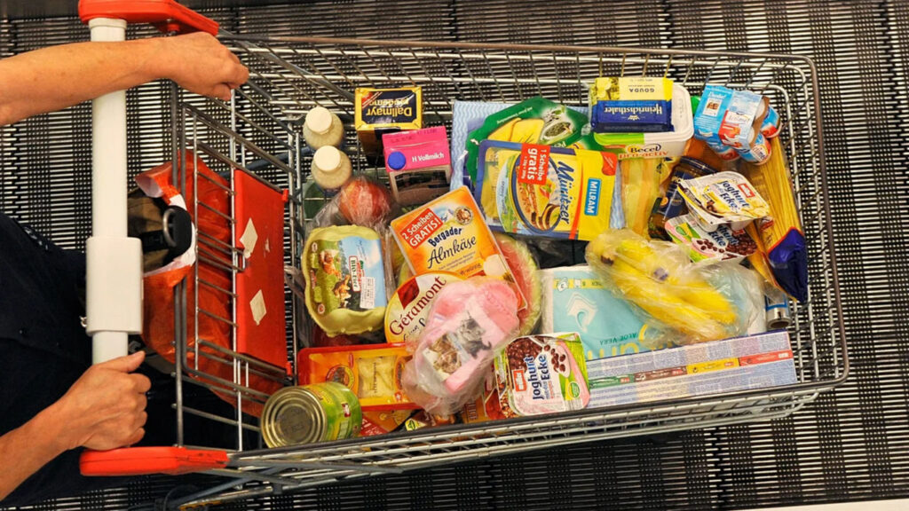 кошик в супермаркеті із продуктами