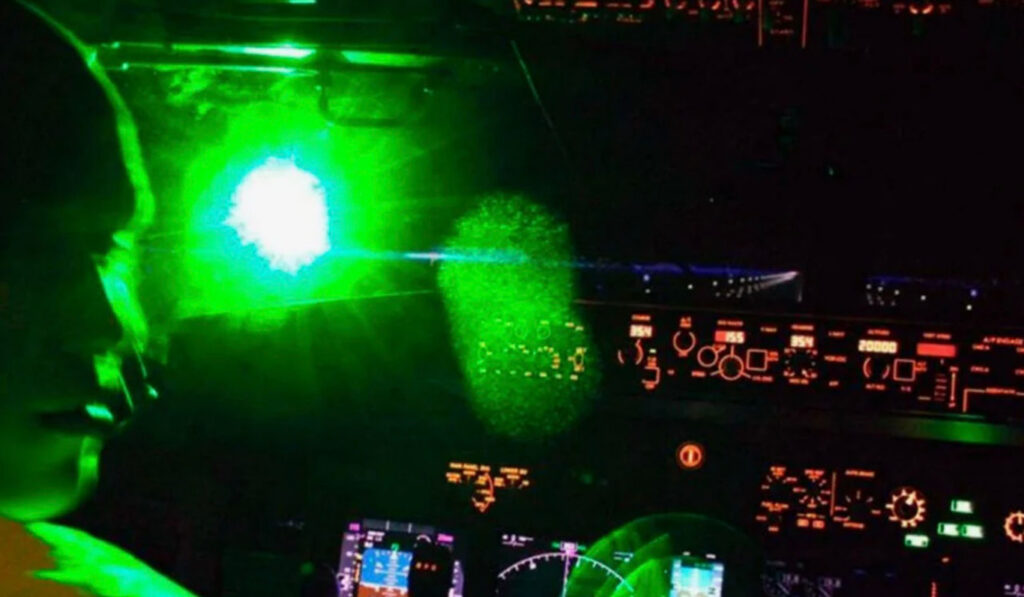 пілот за штурвалом