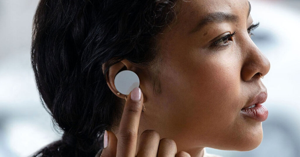 жінка з навушником