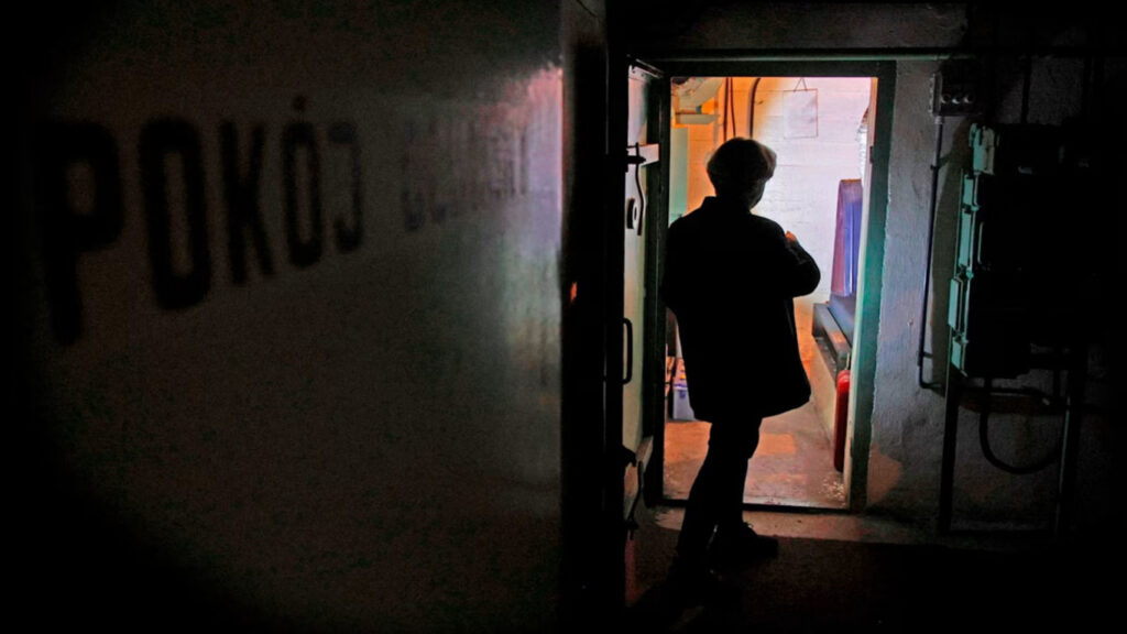 людина в бомбосховище