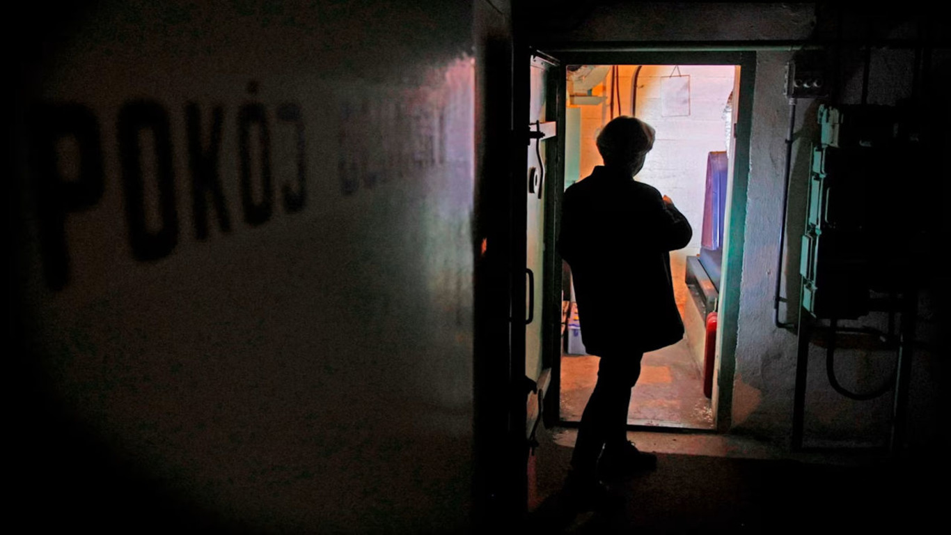 людина в бомбосховище