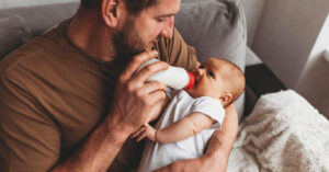 У Франції відклали запровадження декретної відпустки для батьків