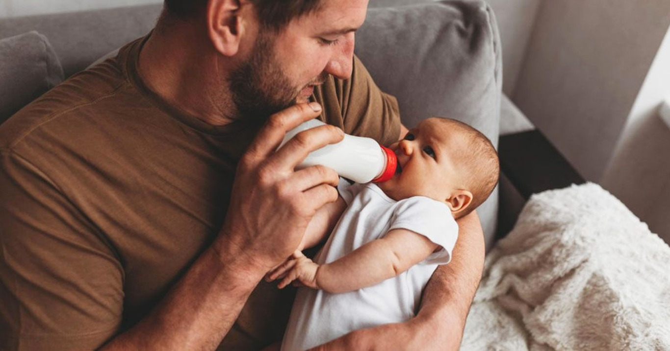 чоловік годує дитину