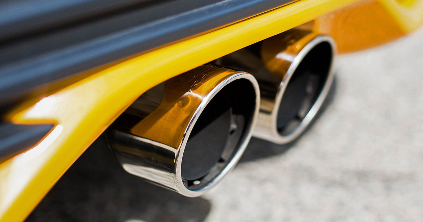 вихлопна труба автівки