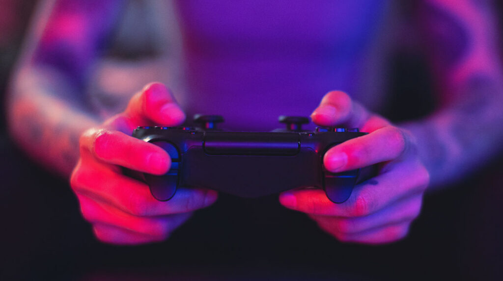 чоловік грає у комп'ютерну гру