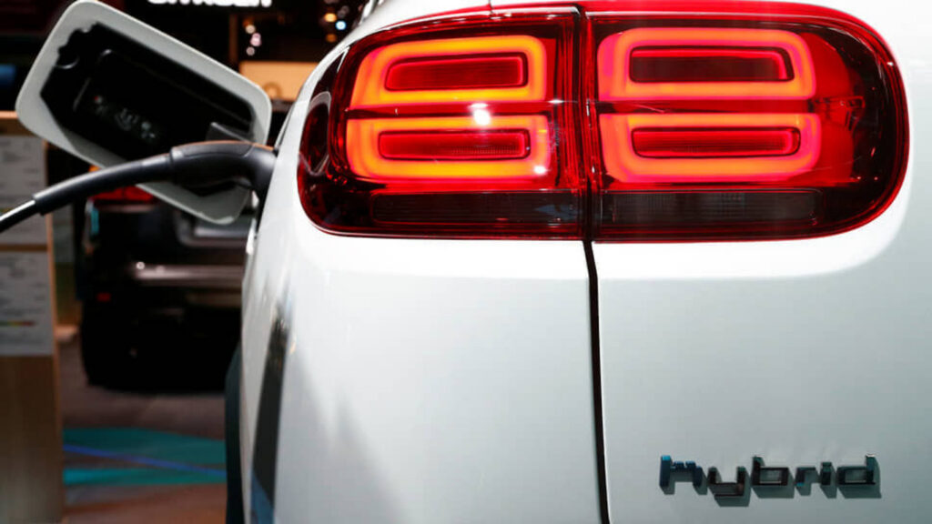 електрокар на заправці