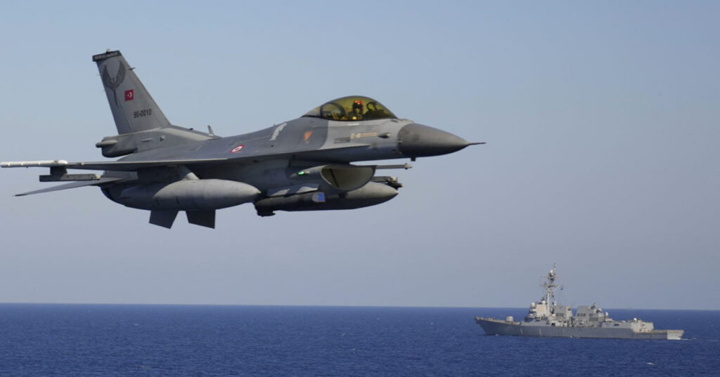 військовий літак над чорним морем